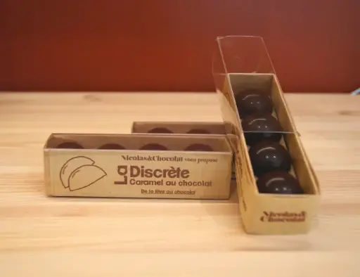 > Discrète caramel-chocolat